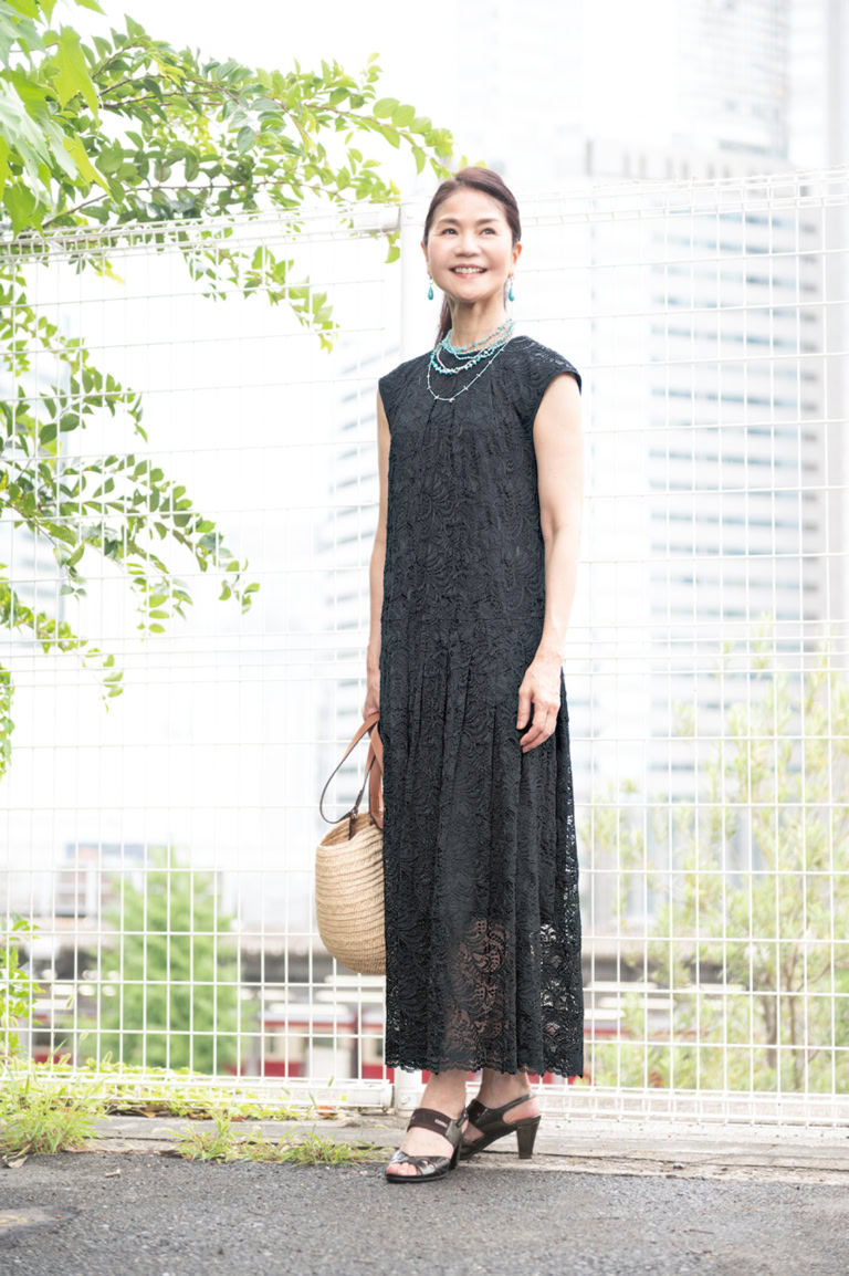 ワンピース1枚で着るとレースからのぞく素肌が上品で涼しげ。サンダルやかごバッグで夏らしい抜け感が効いています。