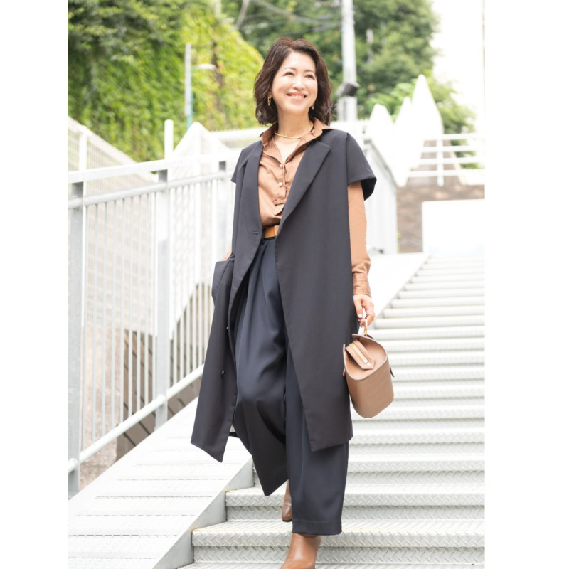 【50代・60代の重ね着スナップ】1枚で着ても素敵な秋らしいブラウンシャツに、ジレを加えておしゃれ度アップ！大人シックなレイヤードファッション