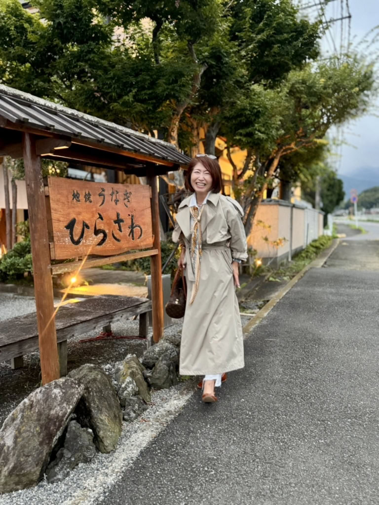 ドライブコーディネートの主役はナイロン素材のトレンチコート