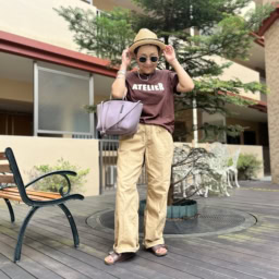 ロゴTシャツ／H&M 、ワイドチノパン／ユニクロ（キッズ）、バッグ／ステートオブエスケープ、サンダル／ビルケンシュトック