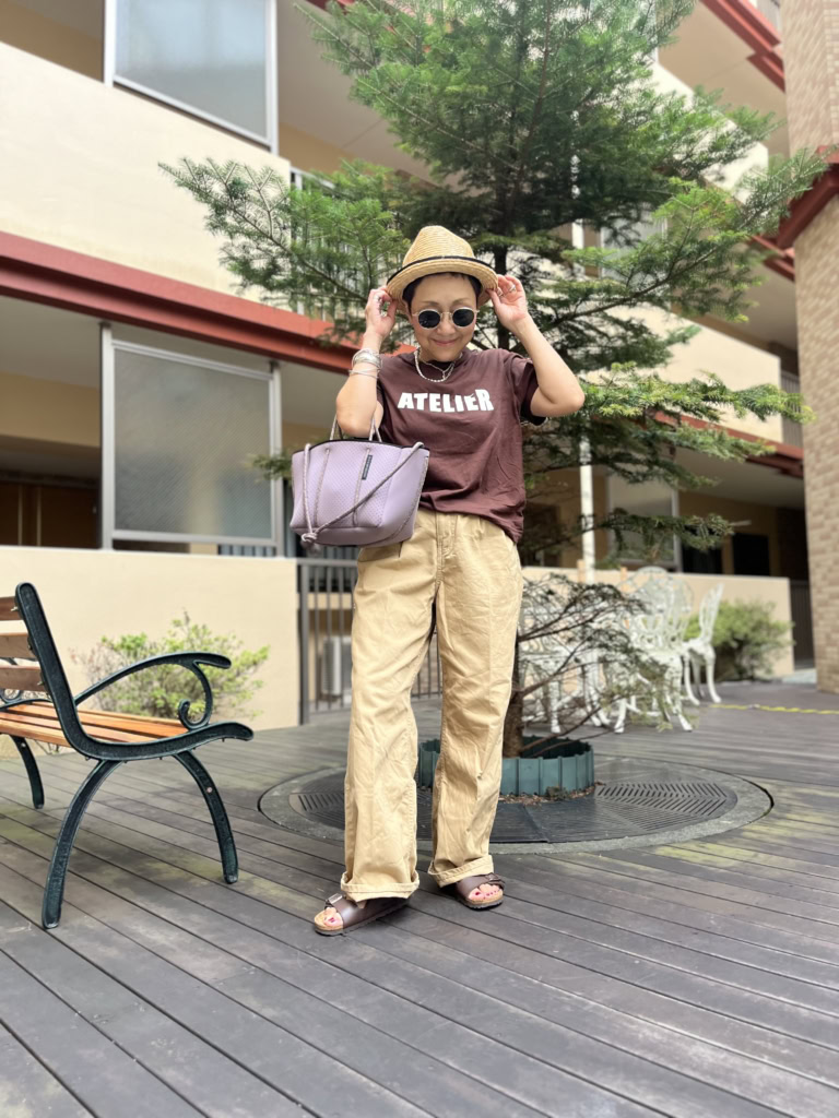 ロゴTシャツ/H&M 、ワイドチノパン/ユニクロ(キッズ)、バッグ/ステートオブエスケープ、サンダル/ビルケンシュトック