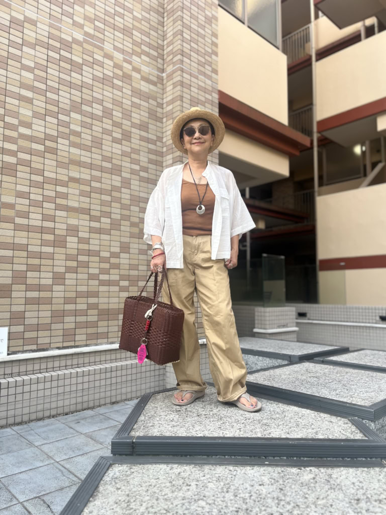 タンクトップ/無印良品、シアーシャツ/フレディ アンド グロスター、ワイドチノパン/ユニクロ、バッグ/パロローザ、サンダル/ウーフォス、アクセサリー/トゥアレグ