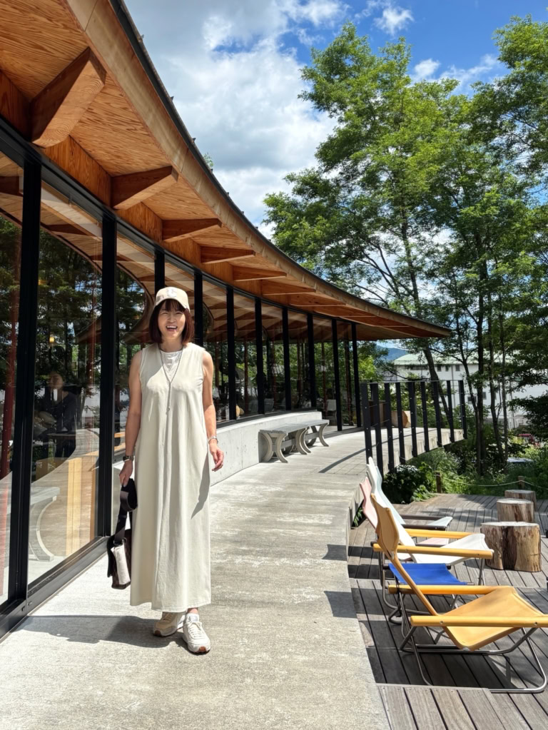 ワンピース&インナー /ユニクロ、バッグ/ルイ・ヴィトン、シューズ/ナイキ、帽子/モン カビネ