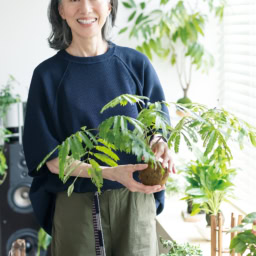 50代で苔玉と出合い、いまでは苔玉講師としても活動する原さん。散歩を終えると、家中の苔をチェックし、水に浸してたっぷり吸水させます。「毎日表情が違うんですよ」。苔玉を置く器は、蚤の市などで見つけたお気に入りのものばかり。朝型になったいまでは、苔玉を愛でる時間もゆったりと。