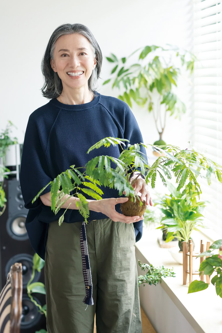 50代で苔玉と出合い、いまでは苔玉講師としても活動する原さん。散歩を終えると、家中の苔をチェックし、水に浸してたっぷり吸水させます。「毎日表情が違うんですよ」。苔玉を置く器は、蚤の市などで見つけたお気に入りのものばかり。朝型になったいまでは、苔玉を愛でる時間もゆったりと。