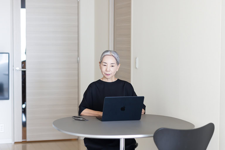 60代になった自分だからこそ伝えられることがあるはずと、意欲的に執筆活動をする広瀬さん。「いま、いちばんしたいことは仕事かもしれません。仕事は午前中に集中してするようにしています。この春から週3で大学に通っていて充実した日々を過ごしています」