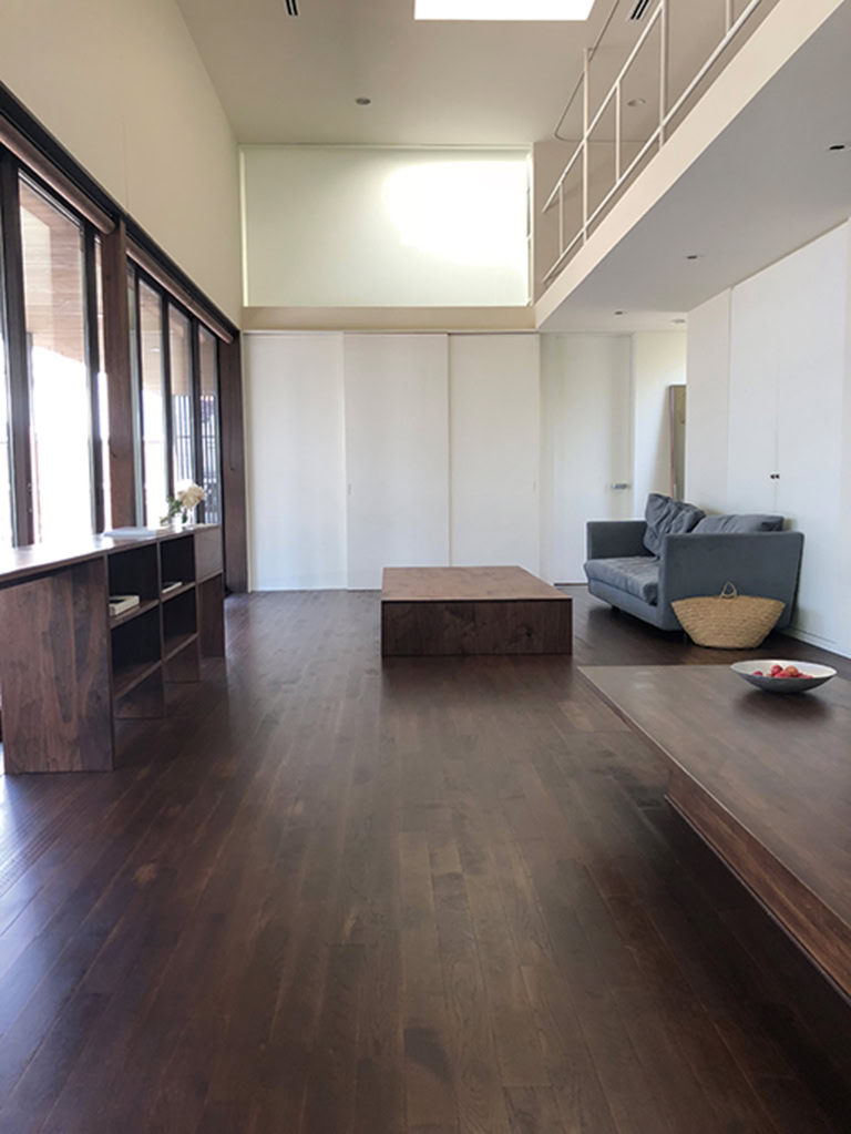 瀬戸内で暮らした部屋には、3人掛けのソファや大きなテーブルなどの家具が配置されていました。
