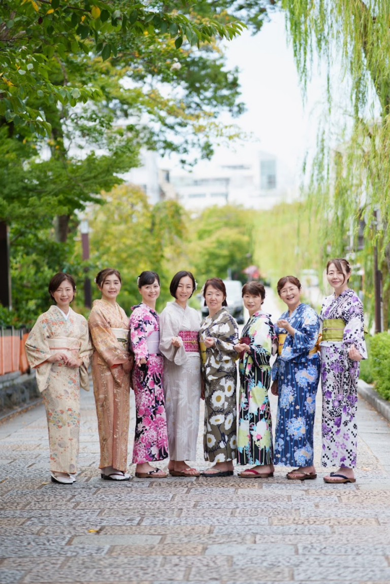 白川沿いで集合写真。