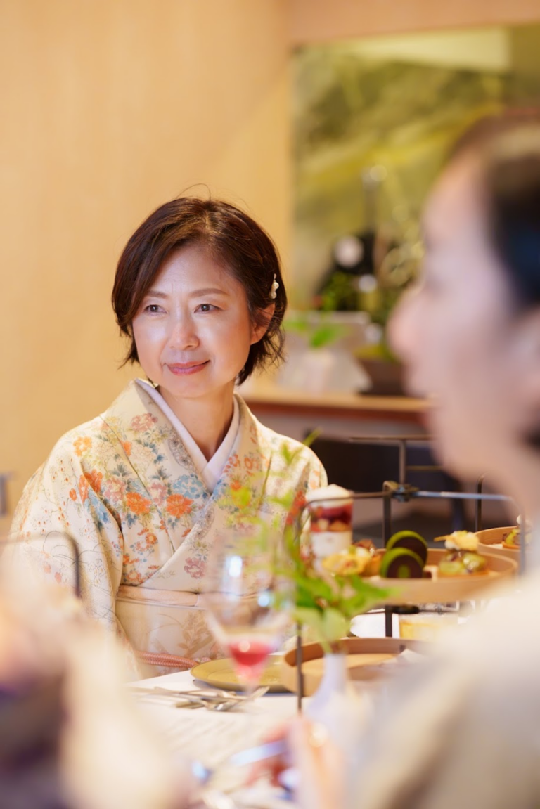 食事の席で目に入るのは「上半身」。