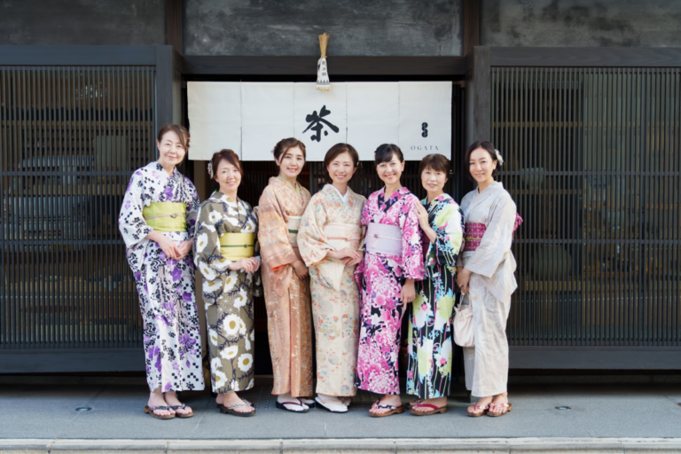 THE SHINMONZENの前で