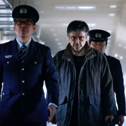 映画『白鳥とコウモリ』より殺人事件の容疑者となった倉木達郎(三浦友和)