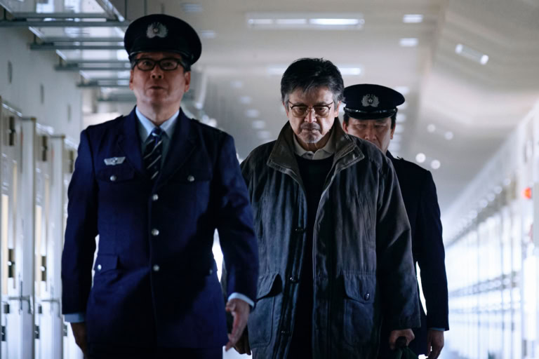 映画『白鳥とコウモリ』より殺人事件の容疑者となった倉木達郎(三浦友和)