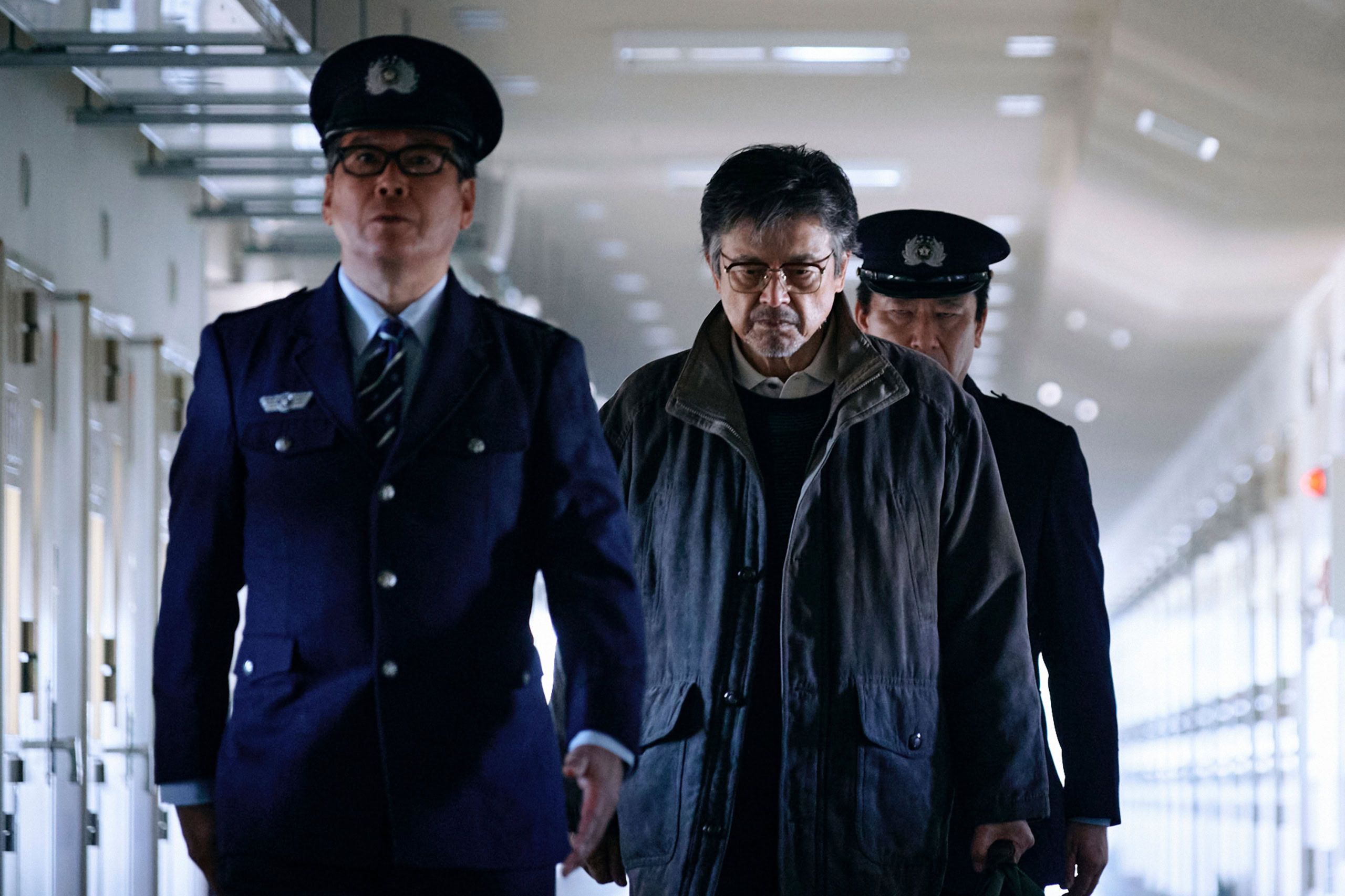 映画『白鳥とコウモリ』より殺人事件の容疑者となった倉木達郎(三浦友和)