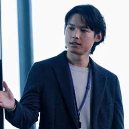 映画『白鳥とコウモリ』より広告代理店に勤める倉木和真(松村北斗)