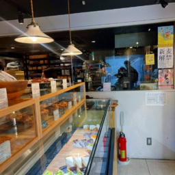 代々木八幡の人気ベーカリー「365日」の店内
