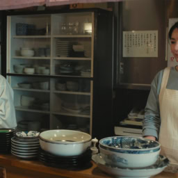 映画『白鳥とコウモリ』より小料理屋あすなろを営む浅羽洋子(風吹ジュン)と織恵(井川遥)