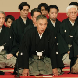 映画『襲名』シーン画像　2022年10月31日、襲名披露興行に先立ち行われた、出演俳優ら総勢104人が舞台に並ぶ伝統「顔寄せ手打式」。