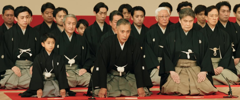 映画『襲名』シーン画像 2022年10月31日、襲名披露興行に先立ち行われた、出演俳優ら総勢104人が舞台に並ぶ伝統「顔寄せ手打式」。