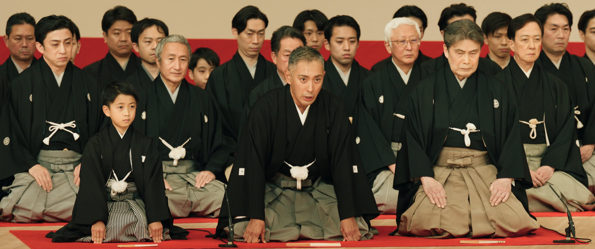 映画『襲名』シーン画像 2022年10月31日、襲名披露興行に先立ち行われた、出演俳優ら総勢104人が舞台に並ぶ伝統「顔寄せ手打式」。