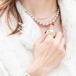 仕上げはシルバーアクセでキリッと！甘さを抑えてクリアな大人顔に