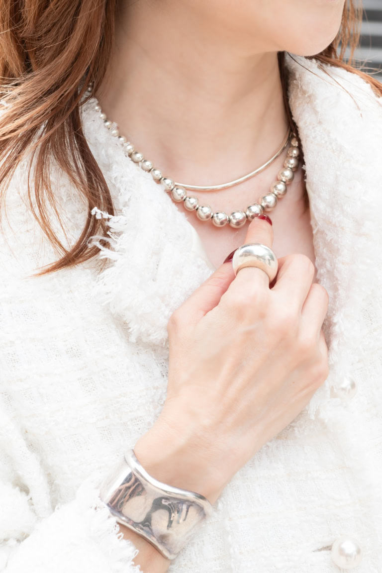 仕上げはシルバーアクセでキリッと!甘さを抑えてクリアな大人顔に