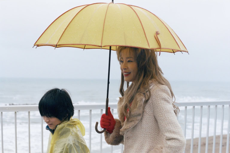 映画『しびれ』より少年時代の大地(加藤庵次)と母(宮沢りえ)