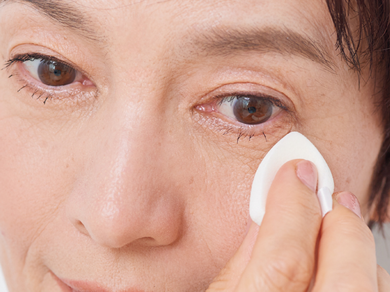 ファンデーションを薄く重ねる