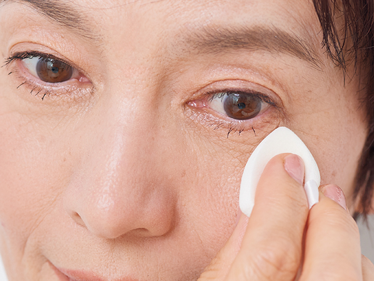 ファンデーションを薄く重ねる