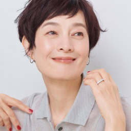 ポロシャツ¥26,400/スローン(ザ ショップ スローン 神戸)、 イヤリング¥25,300/ジュエッテ、リング¥44,000/アビステ