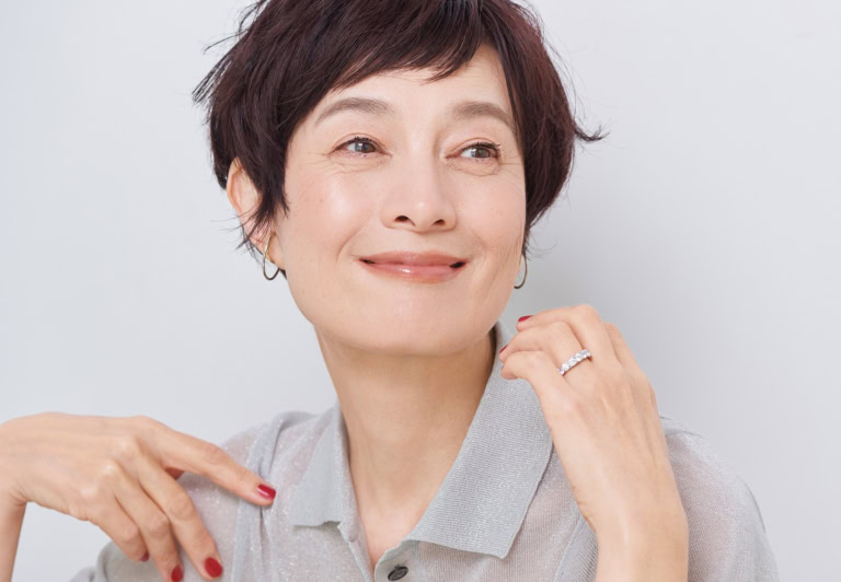 ポロシャツ¥26,400/スローン(ザ ショップ スローン 神戸)、 イヤリング¥25,300/ジュエッテ、リング¥44,000/アビステ