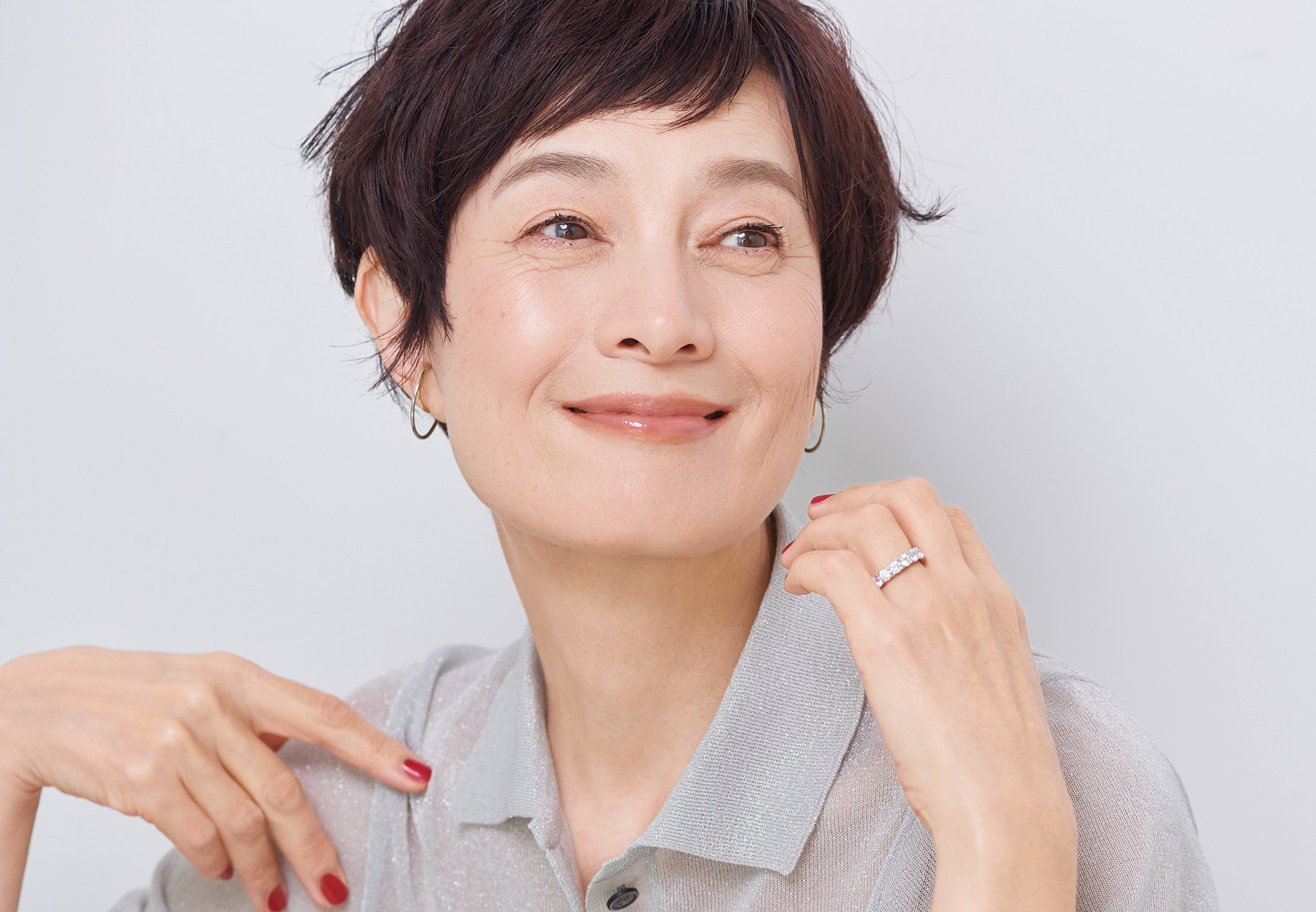 ポロシャツ¥26,400/スローン(ザ ショップ スローン 神戸)、 イヤリング¥25,300/ジュエッテ、リング¥44,000/アビステ