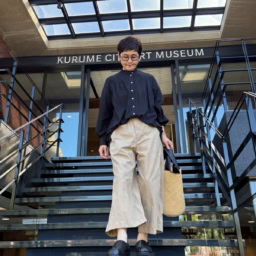 トップス：Indian Khadi Ruffled Blouse 、ボトム　：Cotton nylon Pants 　　　　　　　　　　　　　　　　　　　　　　　　　　、シューズ：Sabo sandals　　　　　　　　　　　　　　　　　　　　　　　　　　　　　　　　　　　　　、バッグ　：Straw×leathers