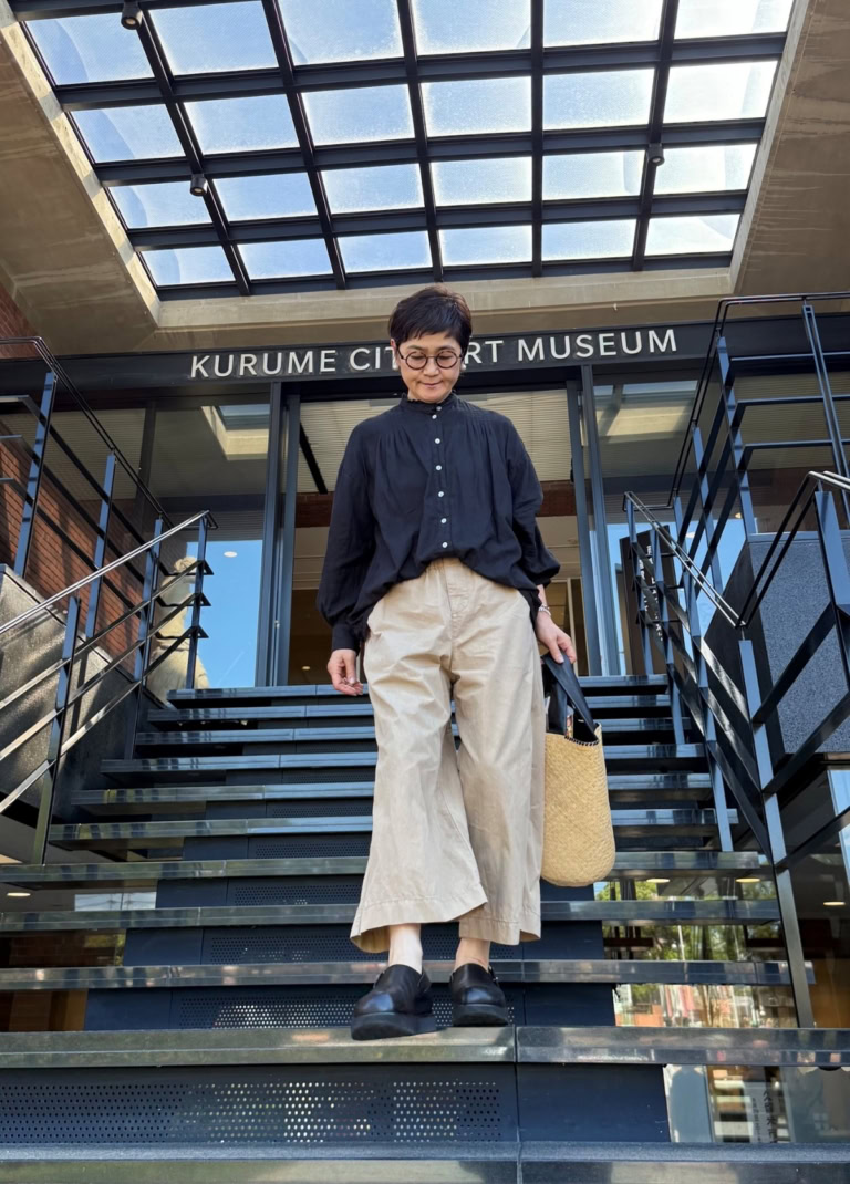 トップス：Indian Khadi Ruffled Blouse 、ボトム　：Cotton nylon Pants 　　　　　　　　　　　　　　　　　　　　　　　　　　、シューズ：Sabo sandals　　　　　　　　　　　　　　　　　　　　　　　　　　　　　　　　　　　　　、バッグ　：Straw×leathers