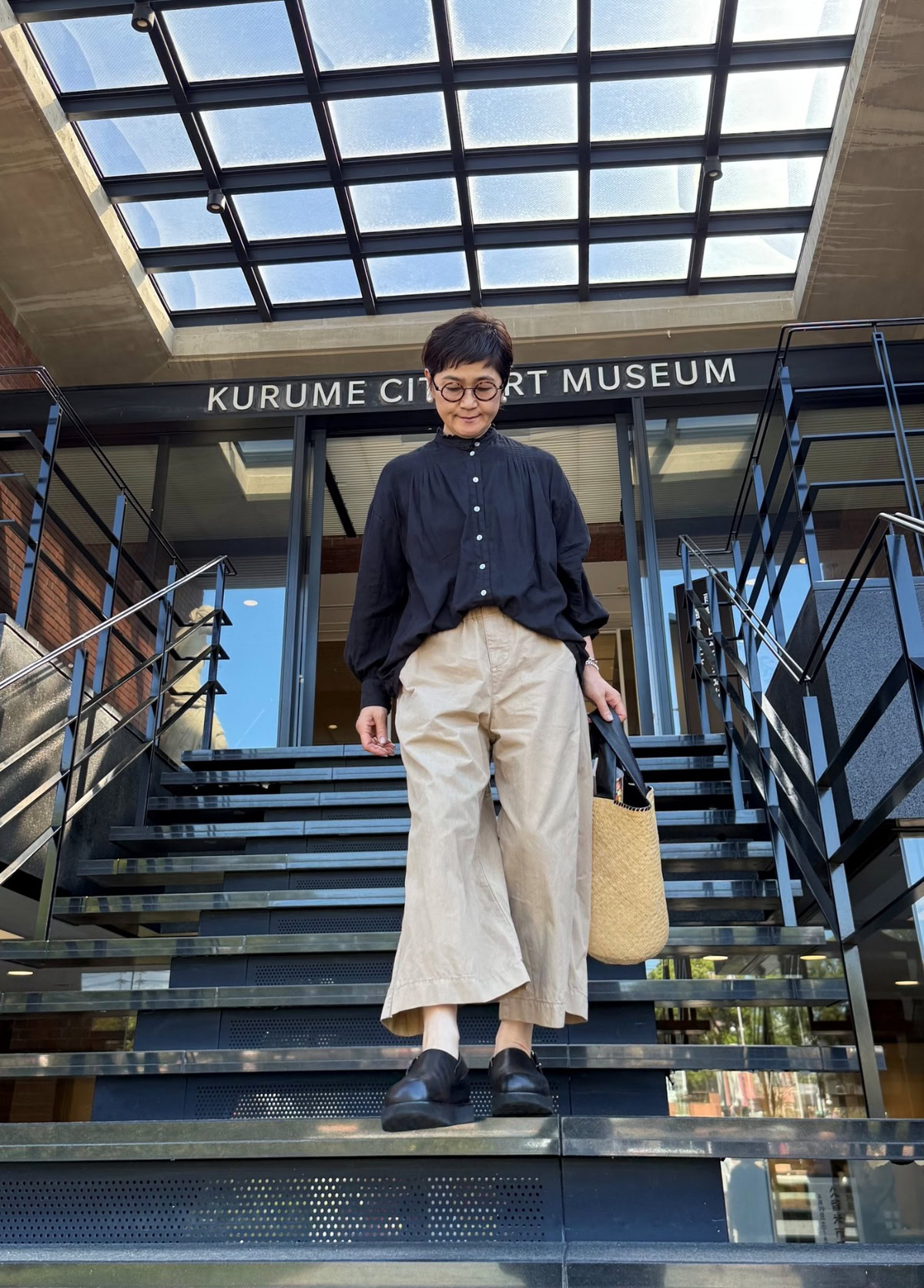 トップス:Indian Khadi Ruffled Blouse 、ボトム :Cotton nylon Pants 、シューズ:Sabo sandals 、バッグ :Straw×leathers