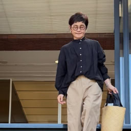 トップス：Indian Khadi Ruffled Blouse 、ボトム　：Cotton nylon Pants 　　　　　　　　　　　　　　　　　　　　　　　　　　、シューズ：Sabo sandals　　　　　　　　　　　　　　　　　　　　　　　　　　　　　　　　　　　　　、バッグ　：Straw×leathers