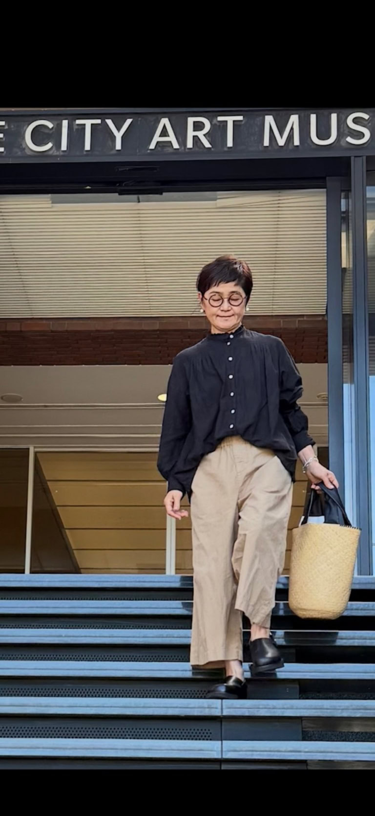 トップス：Indian Khadi Ruffled Blouse 、ボトム　：Cotton nylon Pants 　　　　　　　　　　　　　　　　　　　　　　　　　　、シューズ：Sabo sandals　　　　　　　　　　　　　　　　　　　　　　　　　　　　　　　　　　　　　、バッグ　：Straw×leathers