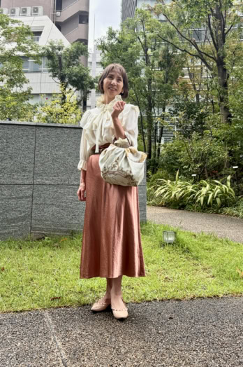 【60代お手本スナップ〈虎ノ門〉】40年前の「イヴ・サンローラン」のブラウスを今っぽく！2色使いと小物技で見せる上品コーデ