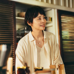 映画『汝、星のごとく』より林瞳子（石田ゆり子）