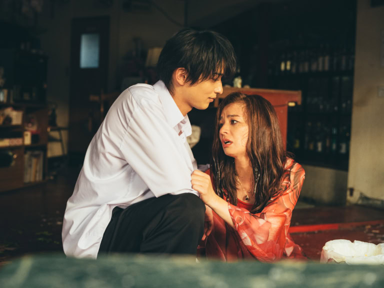 映画『汝、星のごとく』より櫂(横浜流星)と母・ほのか(尾野真千子)