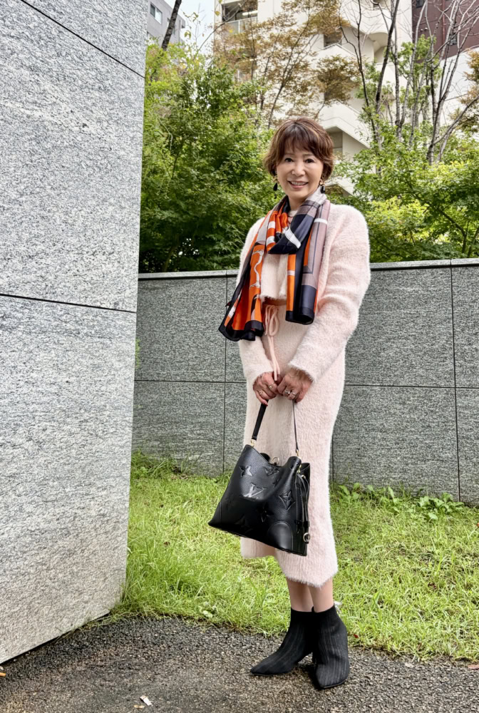 【60代お手本スナップ〈虎ノ門〉】ピンク×黒の大人な配色が上品!想い出のジュエリーが引き立つ甘辛ミックスコーディネート