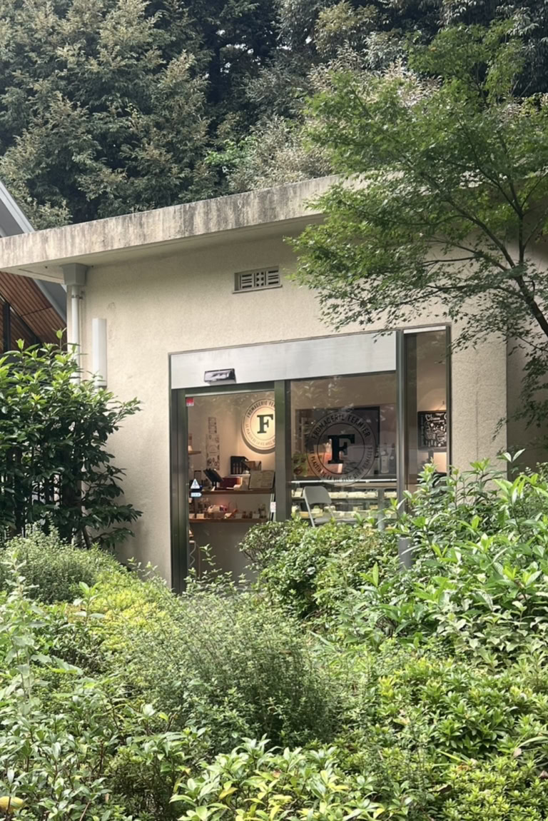 東京都庭園美術館の正門横にあるチーズショップ「フェルミエ白金台店」