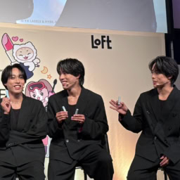 リアルに使っているリップをポケットから出す様子