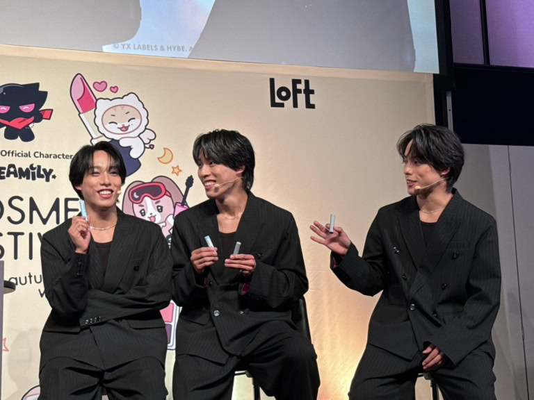 リアルに使っているリップをポケットから出す様子
