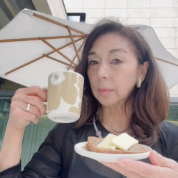 東京都美術館の庭園にて　広尾にある 「BROD」（ブロッド） さんのロプロ（ライ麦パン）にチーズをトッピング