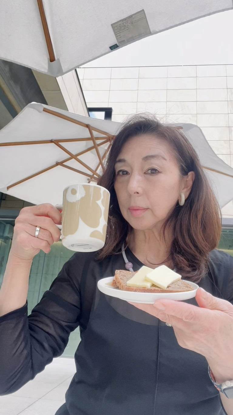 東京都美術館の庭園にて 広尾にある 「BROD」(ブロッド) さんのロプロ(ライ麦パン)にチーズをトッピング