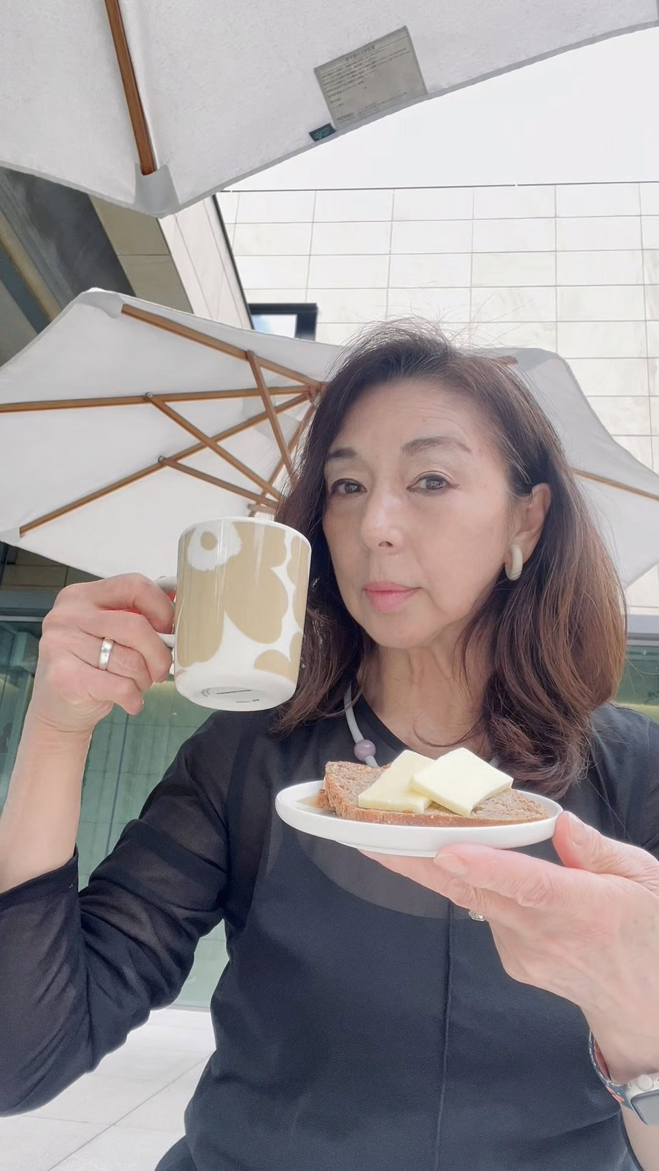 東京都美術館の庭園にて　広尾にある 「BROD」（ブロッド） さんのロプロ（ライ麦パン）にチーズをトッピング