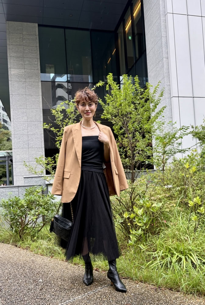 【60代お手本スナップ〈虎ノ門〉】チュールスカートを大人っぽく!甘辛バランスが絶妙なクールビューティスタイル
