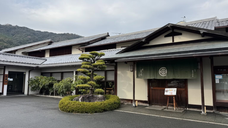 松尾大社の駅近くにある京料理「鶏米(とりよね)で親子丼を。