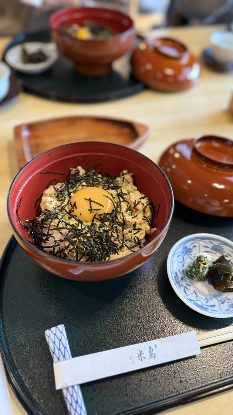 松尾大社の駅近くにある京料理「鶏米(とりよね)で親子丼を。