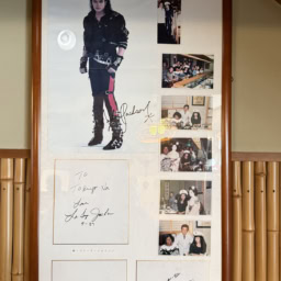 マイケルジャクソンと姉・父・母のサインが揃っているのは貴重。